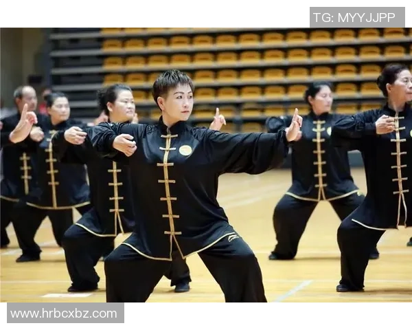 足球球星身穿军装演绎别样风采展现运动与力量的完美融合 足球球星身穿军装演绎别样风采展现运动与力量的完美融合